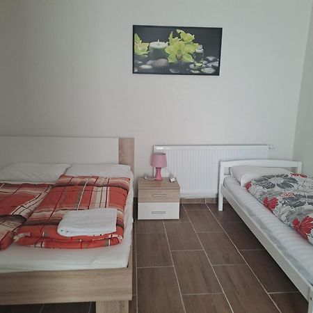 Nha Nghi Cho Cap Doi Va Gia Dinh Apartment Praga Exterior foto